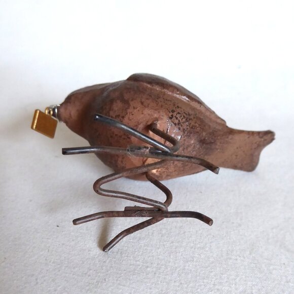 NEW 2.5” CREATIVE CO-OP BROWN RESIN BIRD SPARROW HOLDING GOLD WISH TAG - Picture 8 of 8